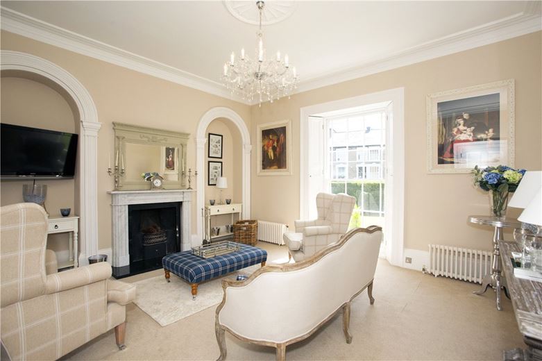 6 bedroom house, Swan House, 12 Swan Road HG1 - Available