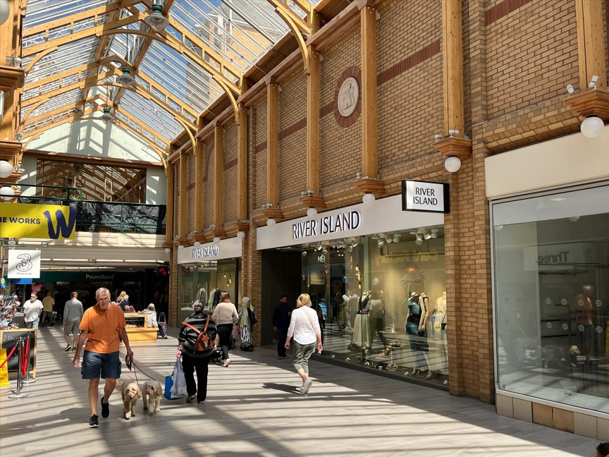 530 Sq M , Unit 8, Green Lanes Shopping Centre EX31 - Available