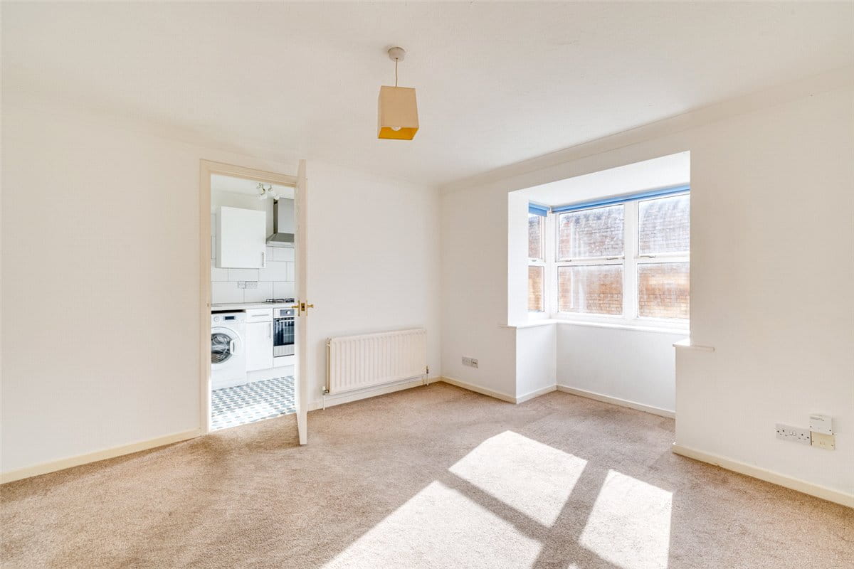 1 bedroom flat, Dovecote Gardens, London SW14
