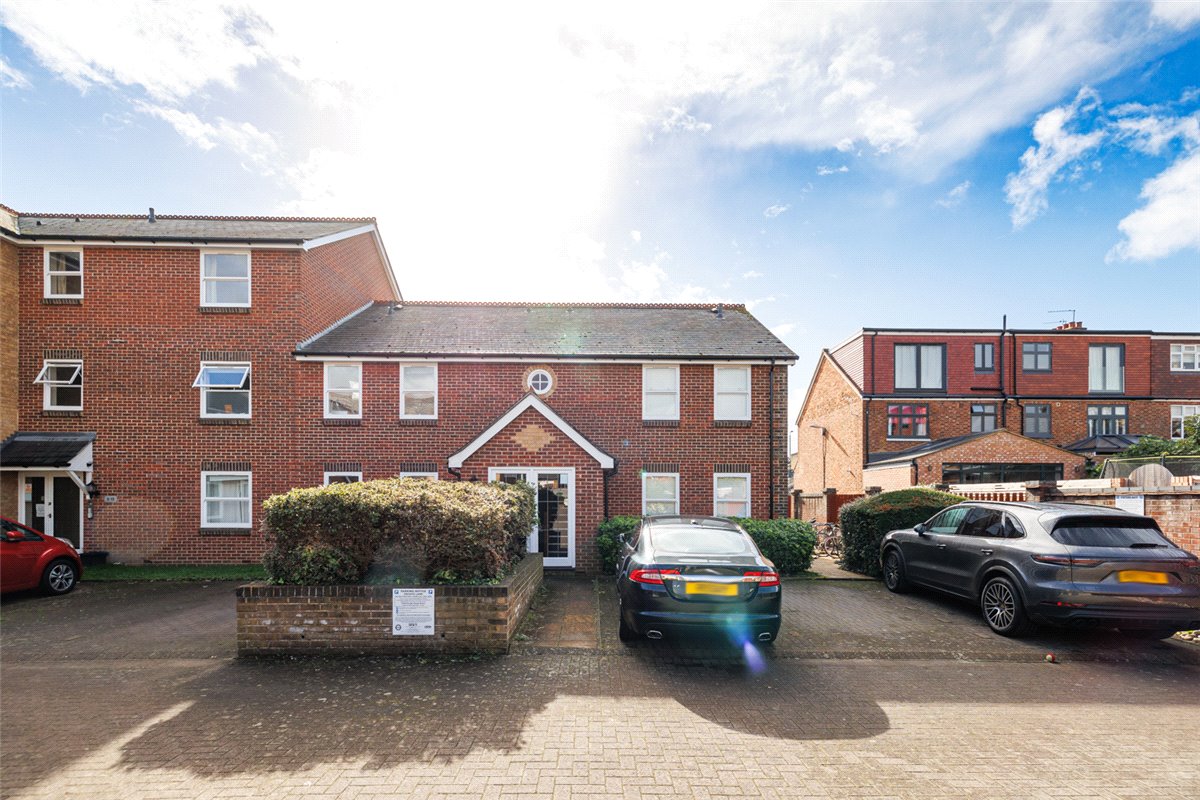 1 bedroom flat, Dovecote Gardens, London SW14