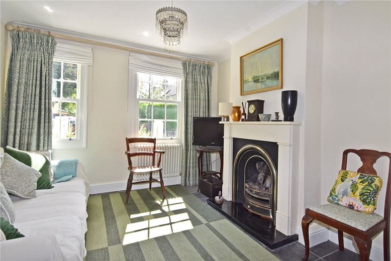 2 bedroom cottage, Field View Cottage, Craig Road TW10 - Let Agreed