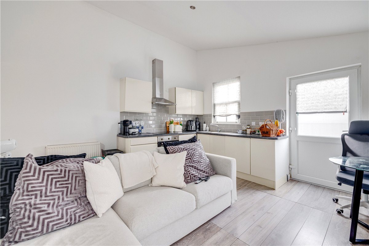 1 bedroom flat, White Hart Lane, London SW13 - Let Agreed