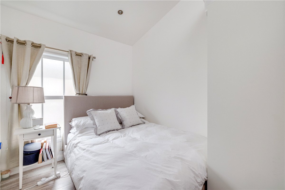 1 bedroom flat, White Hart Lane, London SW13 - Let Agreed