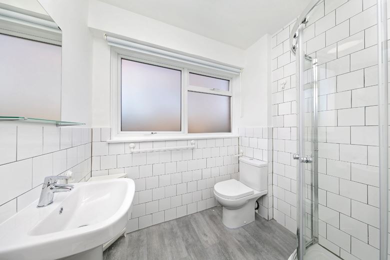 4 bedroom house, Kingfisher Drive, Richmond TW10 - Available