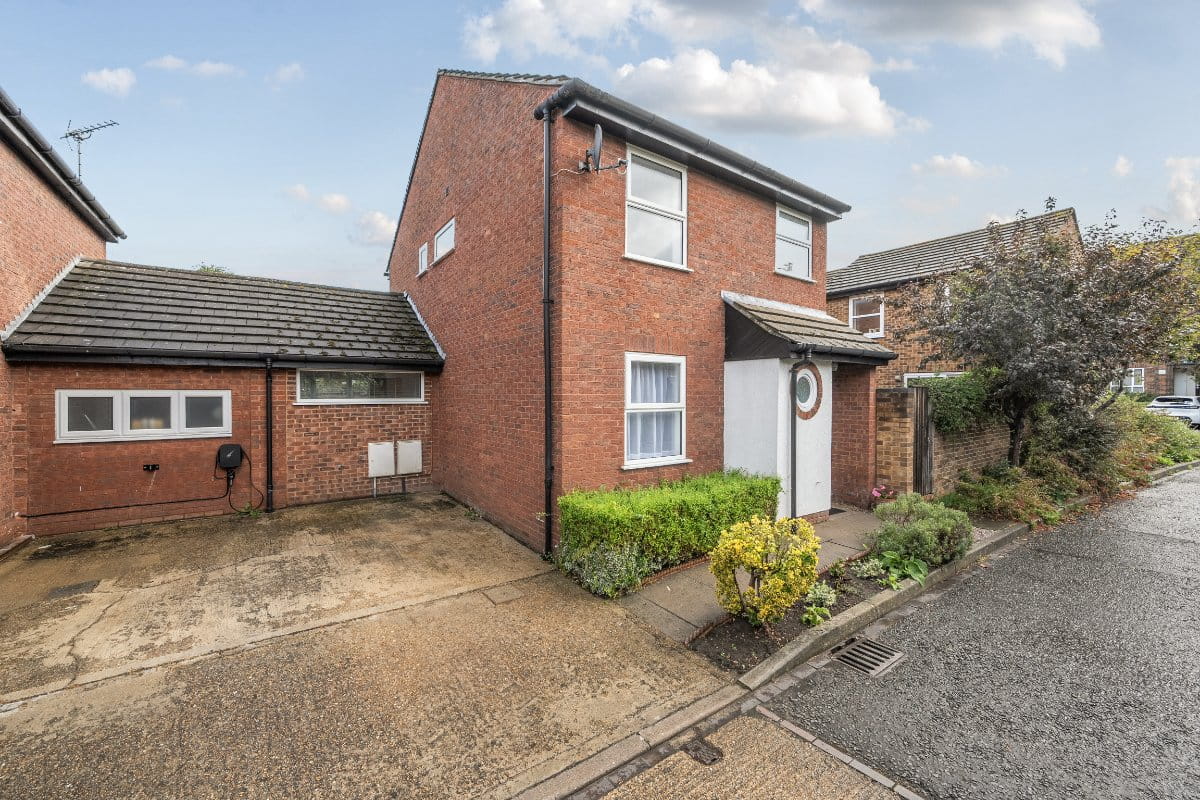 4 bedroom house, Fisherman Close, Richmond TW10 - Available