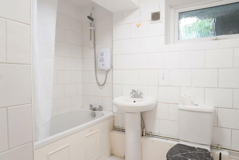 1 bedroom flat, Portsmouth Road, Esher KT10