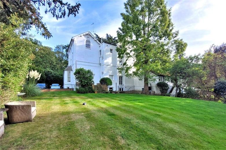 1 bedroom flat, Portsmouth Road, Esher KT10