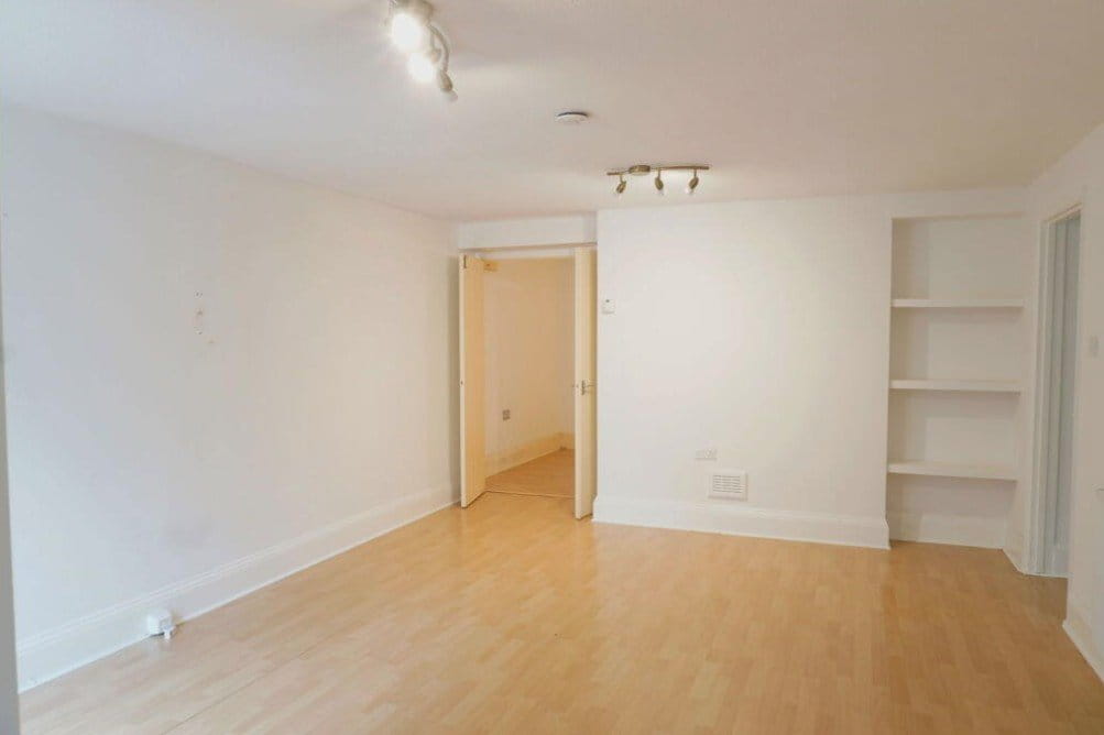 1 bedroom flat, Portsmouth Road, Esher KT10