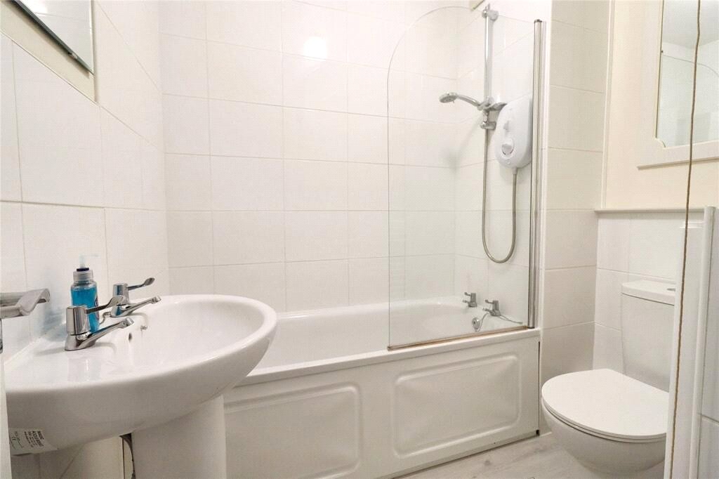 2 bedroom flat, High Street, Weston BA1 - Available