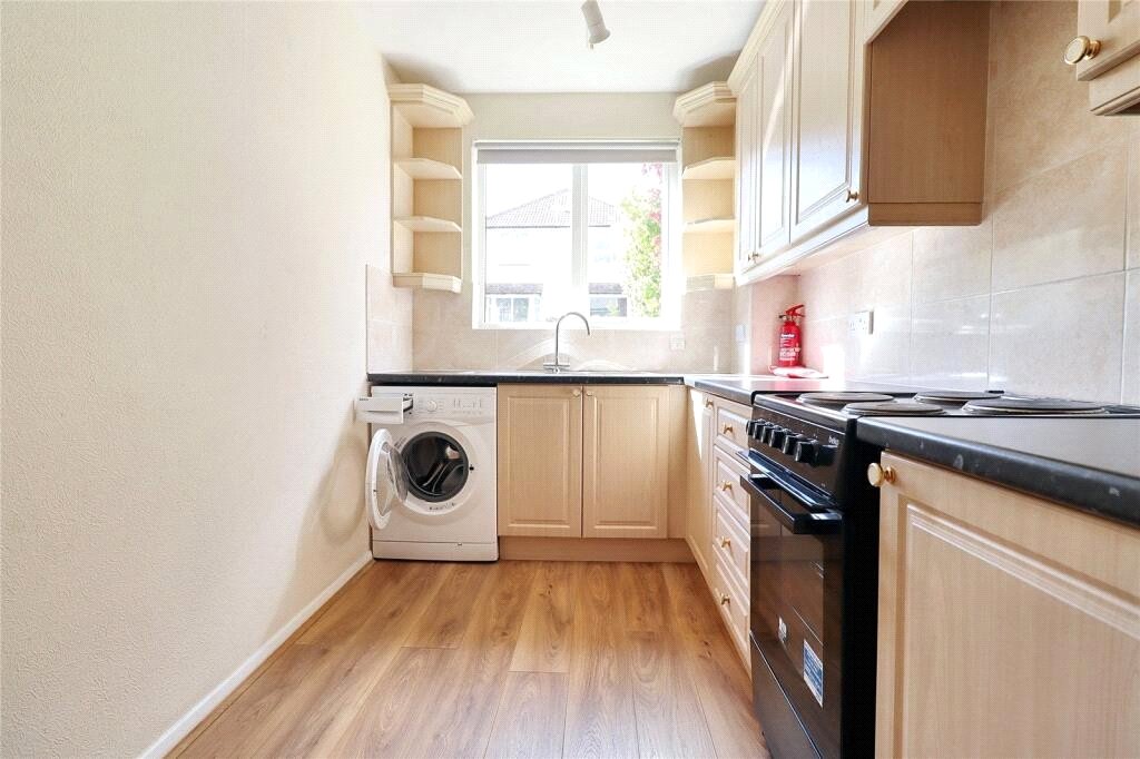 2 bedroom flat, High Street, Weston BA1 - Available