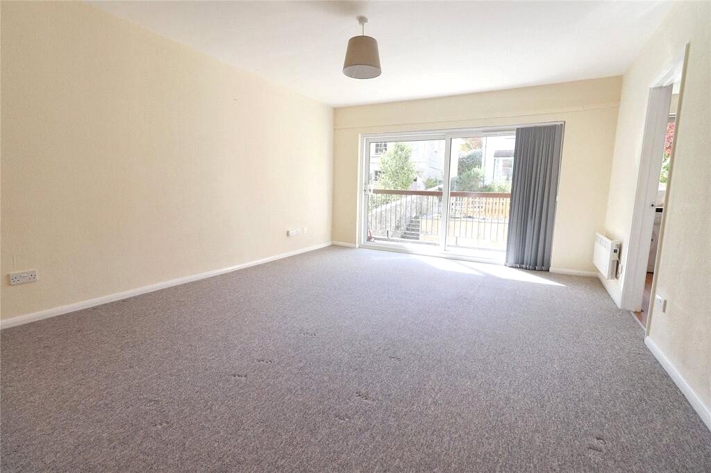 2 bedroom flat, High Street, Weston BA1 - Available