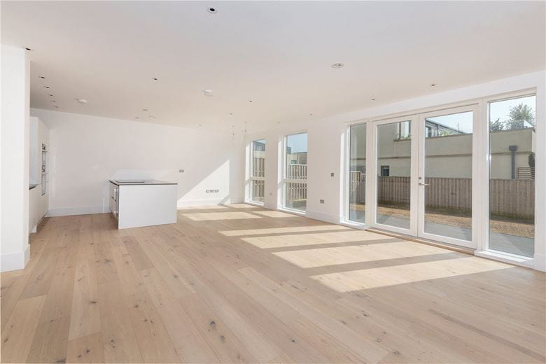 2 bedroom flat, Granville Court, Granville Road BA1 - Available