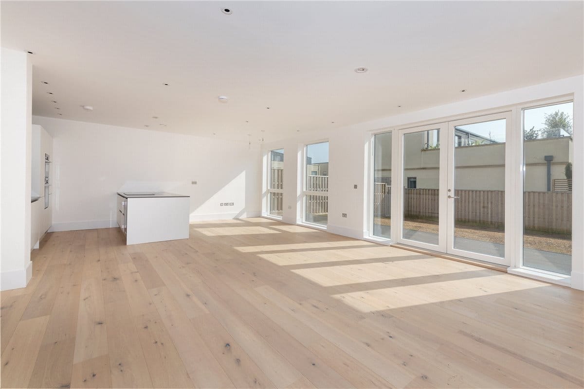 2 bedroom flat, Granville Court, Granville Road BA1 - Available