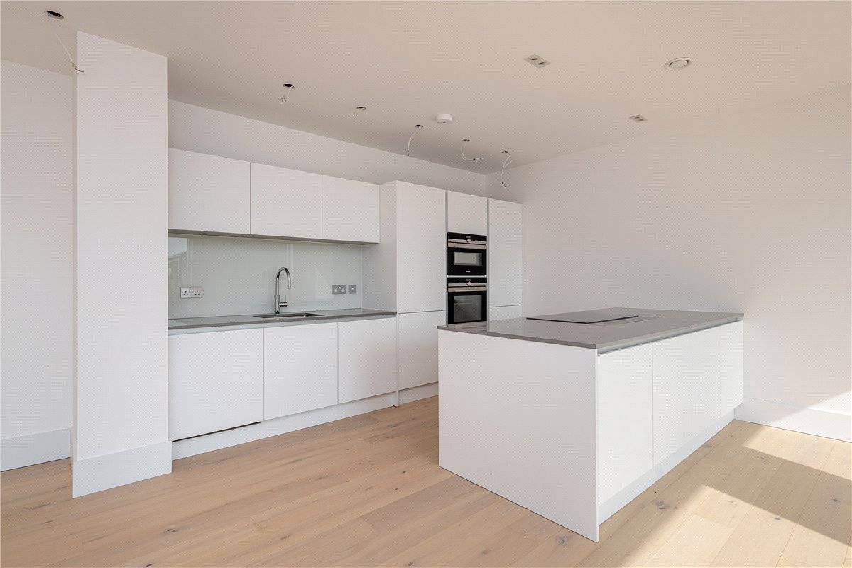 2 bedroom flat, Granville Court, Granville Road BA1 - Available