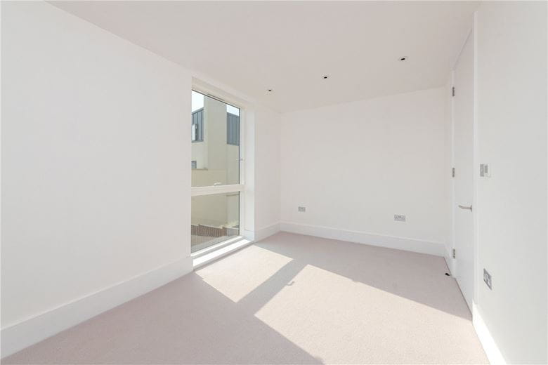 2 bedroom flat, Granville Court, Granville Road BA1 - Available
