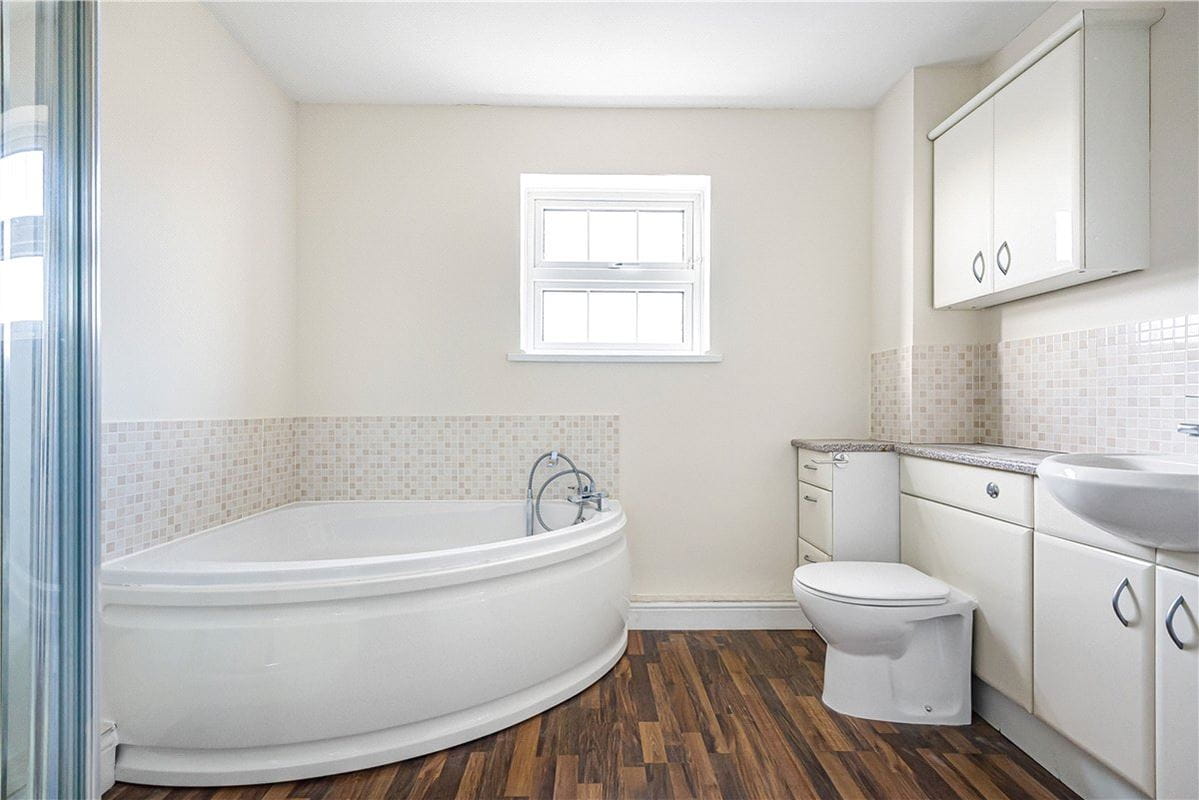 4 bedroom house, Putlowes Drive, Fleet Marston HP18 - Available