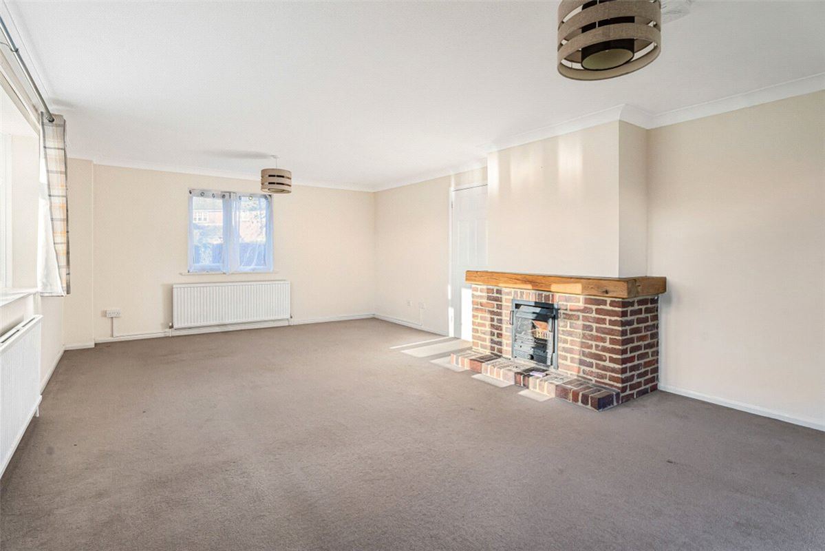 4 bedroom house, Grange Close, Twyford MK18 - Available