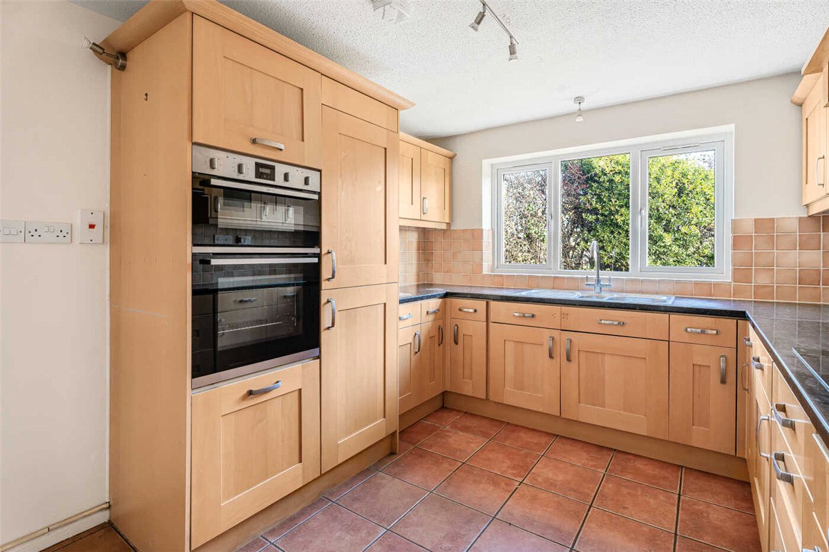 4 bedroom house, Grange Close, Twyford MK18 - Available