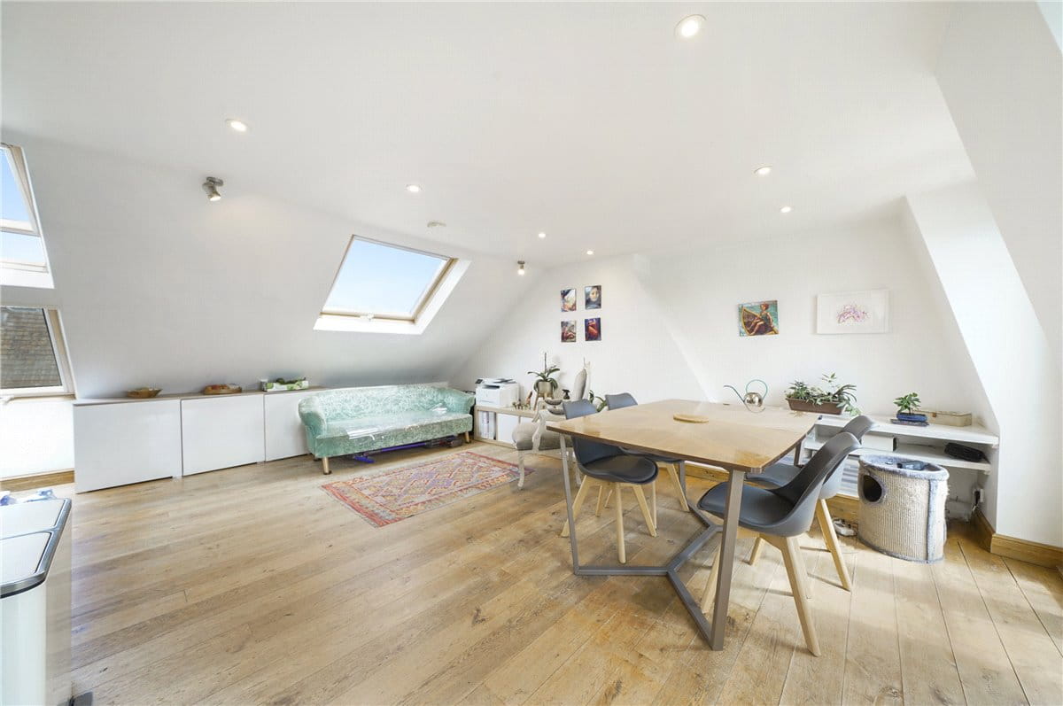 3 bedroom flat, Bronsart Road, Fulham SW6 - Available