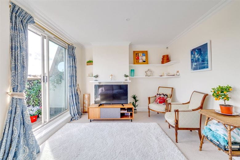 3 bedroom flat, Oxberry Avenue, London SW6 - Available