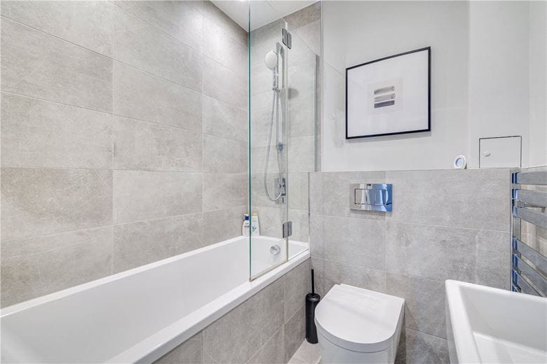 3 bedroom flat, Hannell Road, London SW6 - Available