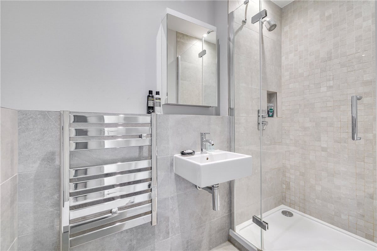 3 bedroom flat, Hannell Road, London SW6 - Available