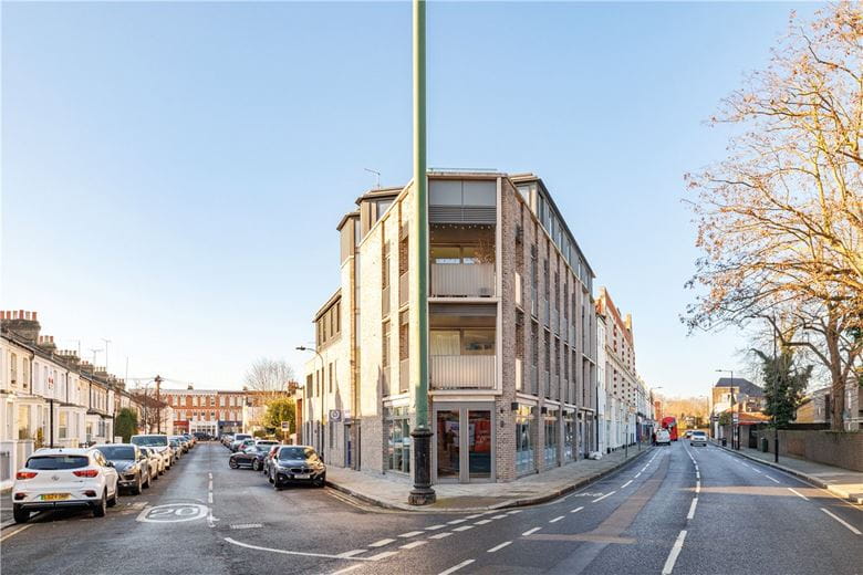 3 bedroom flat, Hannell Road, London SW6 - Available