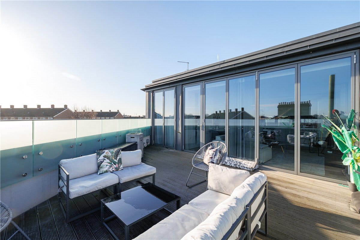 3 bedroom flat, Hannell Road, London SW6 - Available