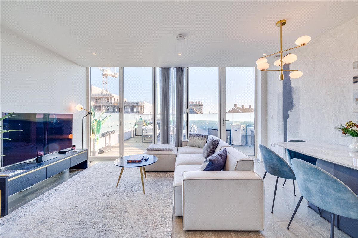 3 bedroom flat, Hannell Road, London SW6 - Available