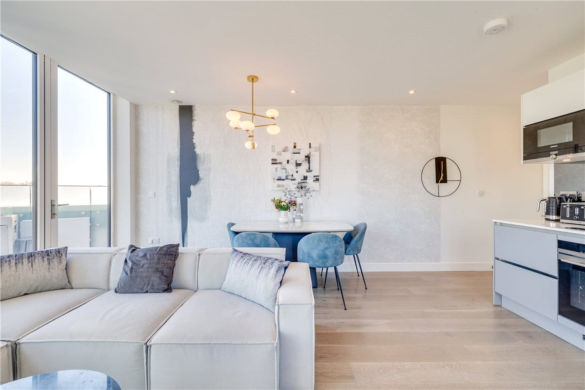 3 bedroom flat, Hannell Road, London SW6 - Available