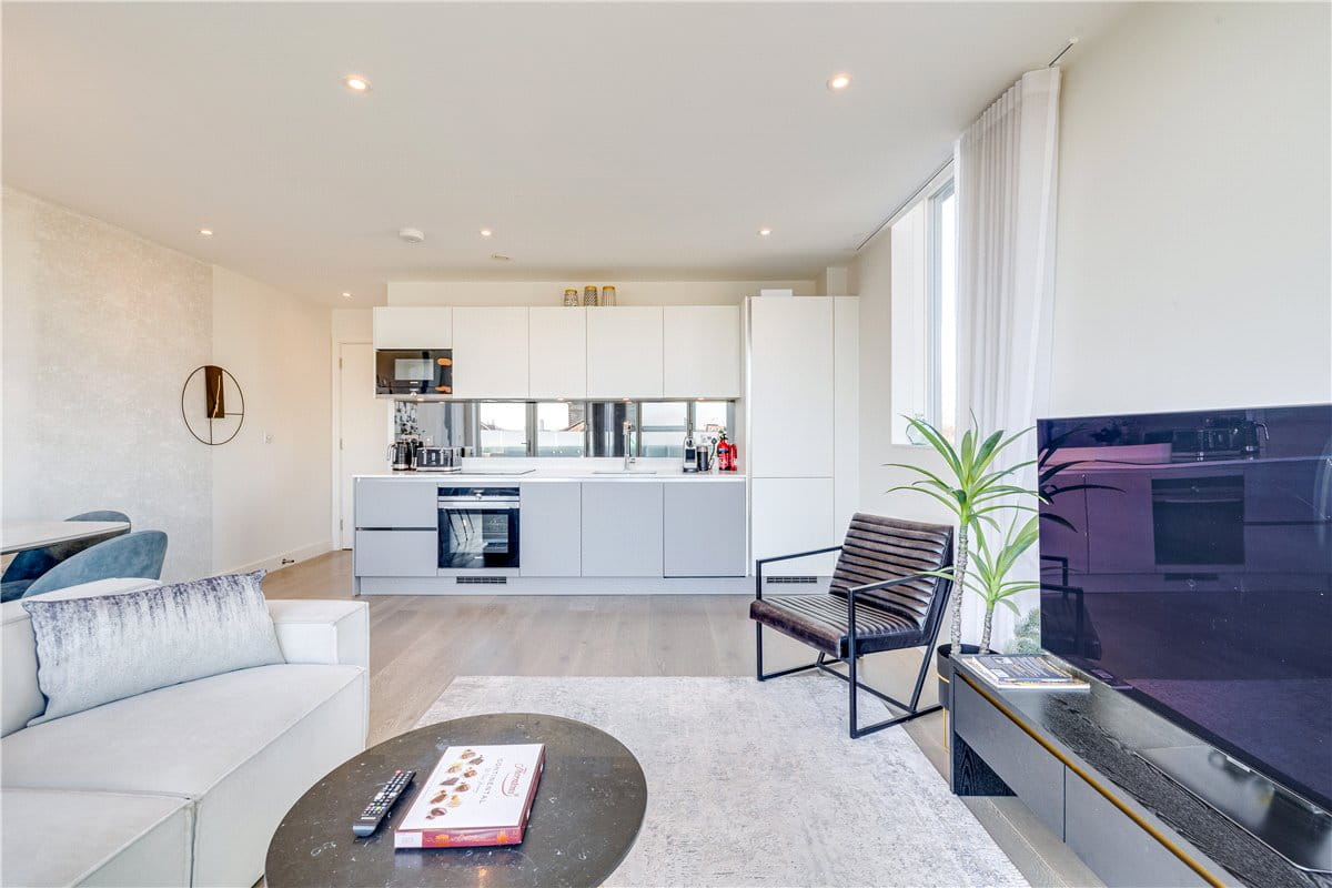 3 bedroom flat, Hannell Road, London SW6 - Available