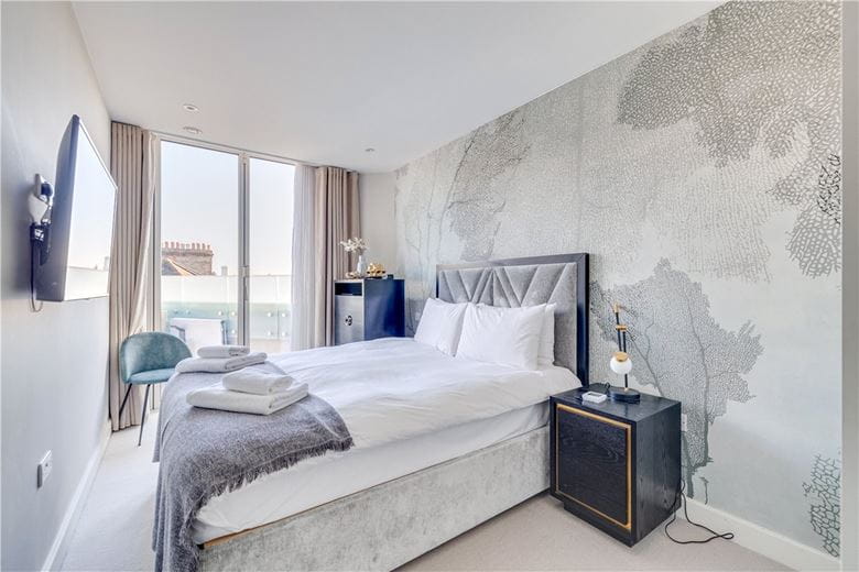 3 bedroom flat, Hannell Road, London SW6 - Available