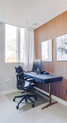 3 bedroom flat, Hannell Road, London SW6 - Available