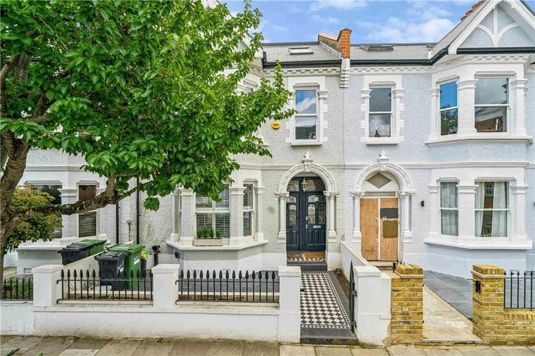 3 bedroom flat, Greswell Street, London SW6 - Available