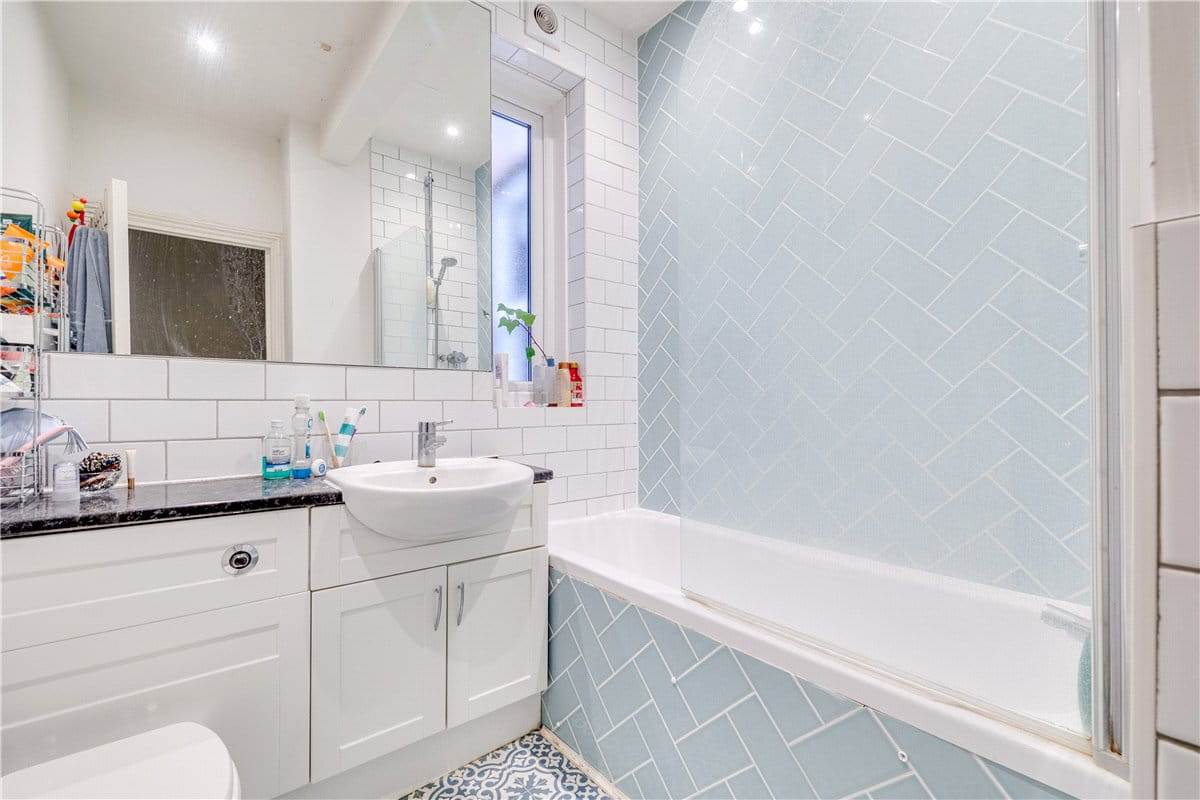 2 bedroom flat, Vera Road, London SW6 - Available