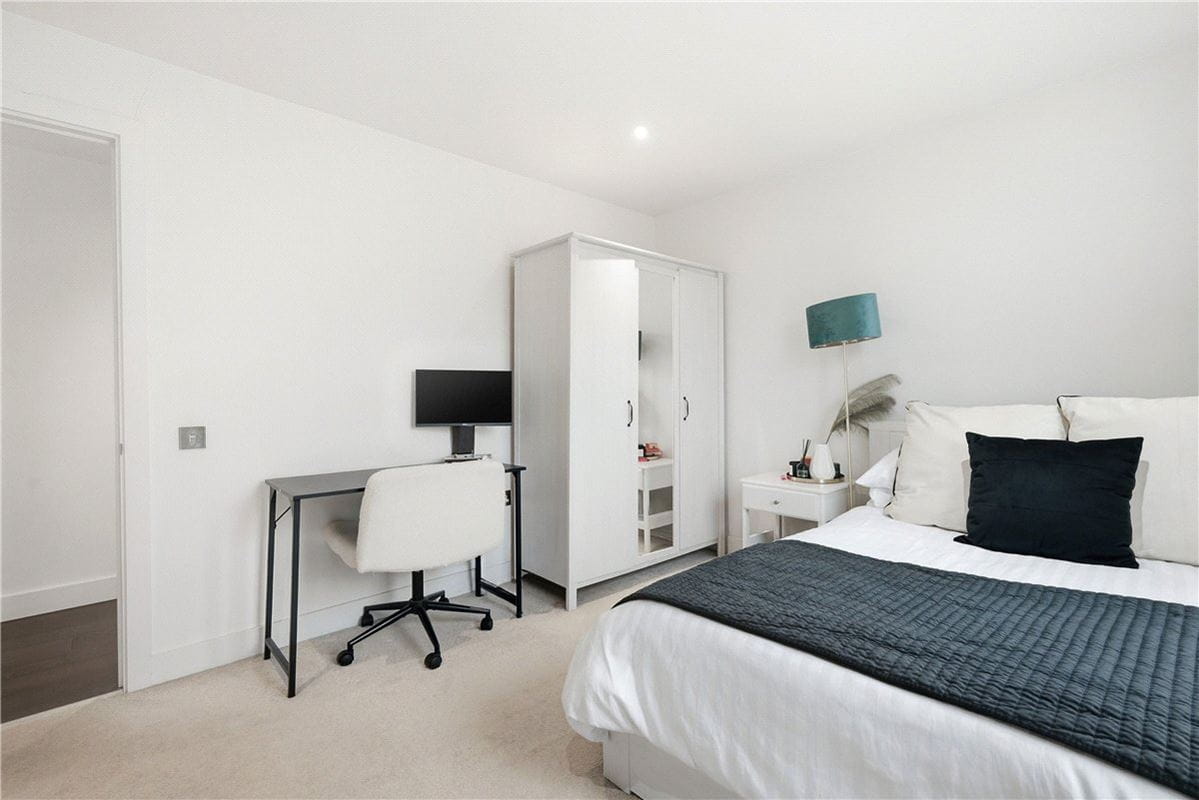 3 bedroom flat, Lillie Road, London SW6 - Available