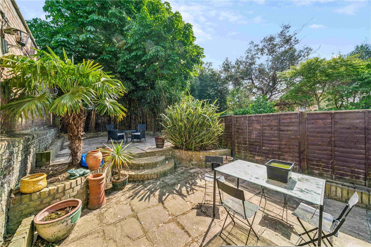 1 bedroom flat, Lillie Road, London SW6 - Available