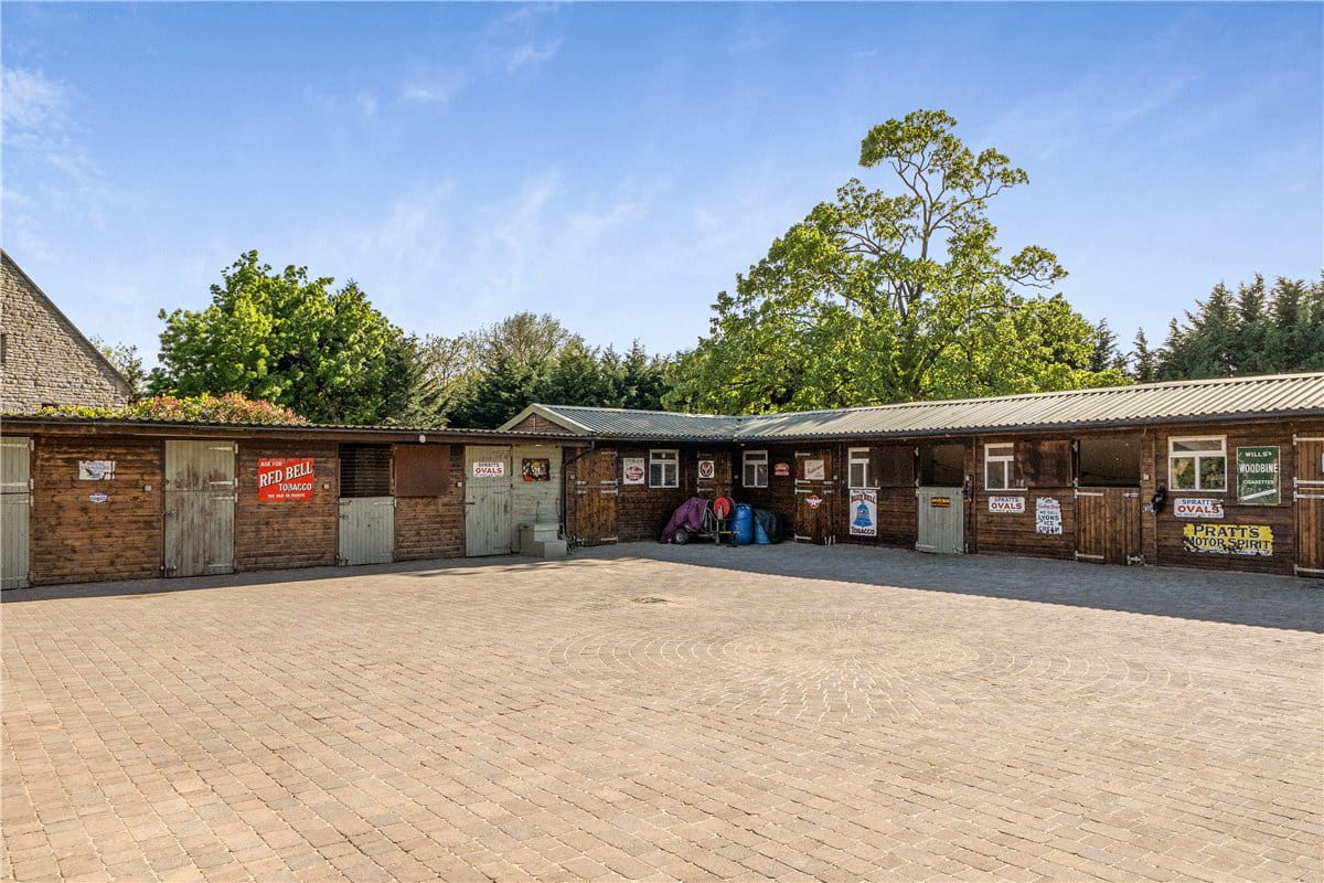 25.6 acres House, Siston, Bristol BS16 - Available