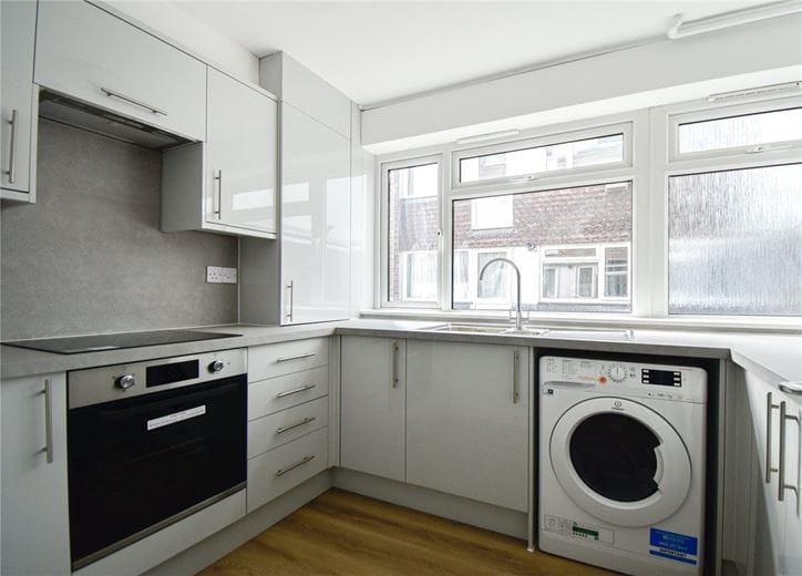 2 bedroom flat, Kensington Court, Quainton Close CB5 - Available