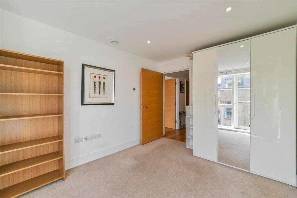 2 bedroom flat, Keynes House, Kingsley Walk CB5 - Available