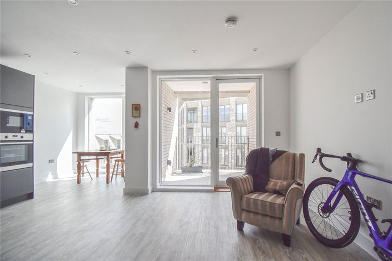 2 bedroom flat, Aston Terrace, Cambridge CB3 - Available