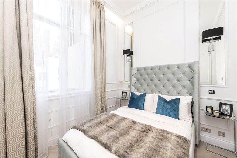 1 bedroom flat, Gloucester Gardens, Bayswater W2 - Sold