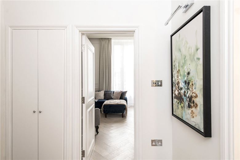 1 bedroom flat, Gloucester Gardens, Bayswater W2 - Sold