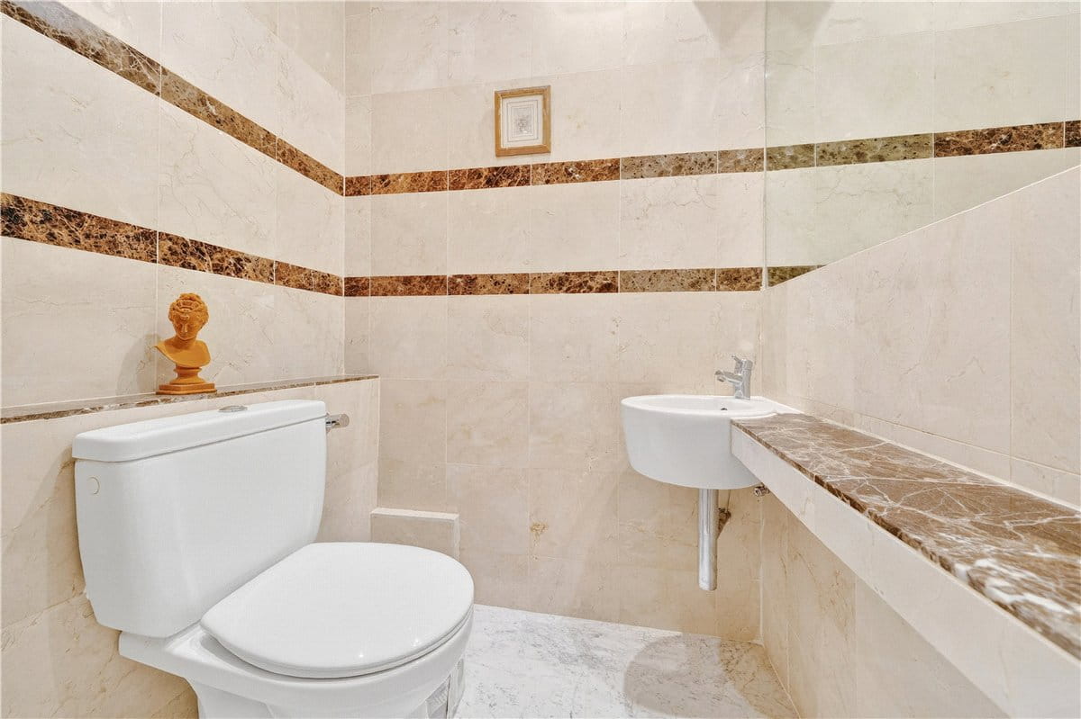 3 bedroom flat, Hyde Park Place, London W2 - Available