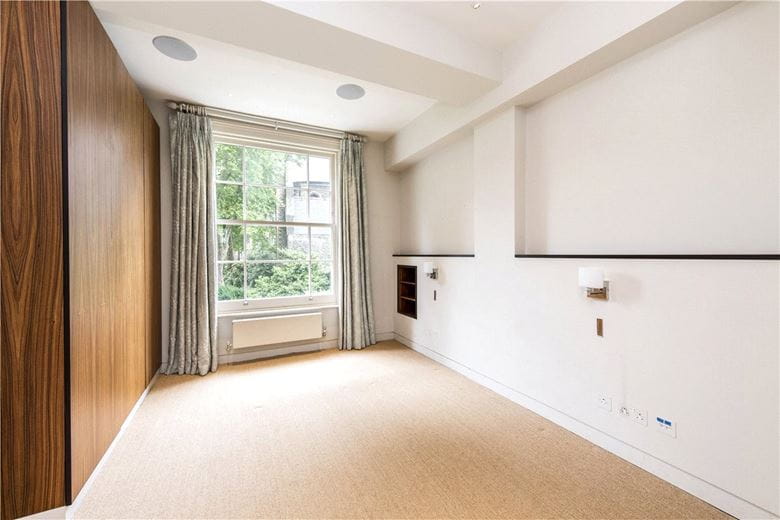 2 bedroom flat, Upper Addison Gardens, London W14 - Available