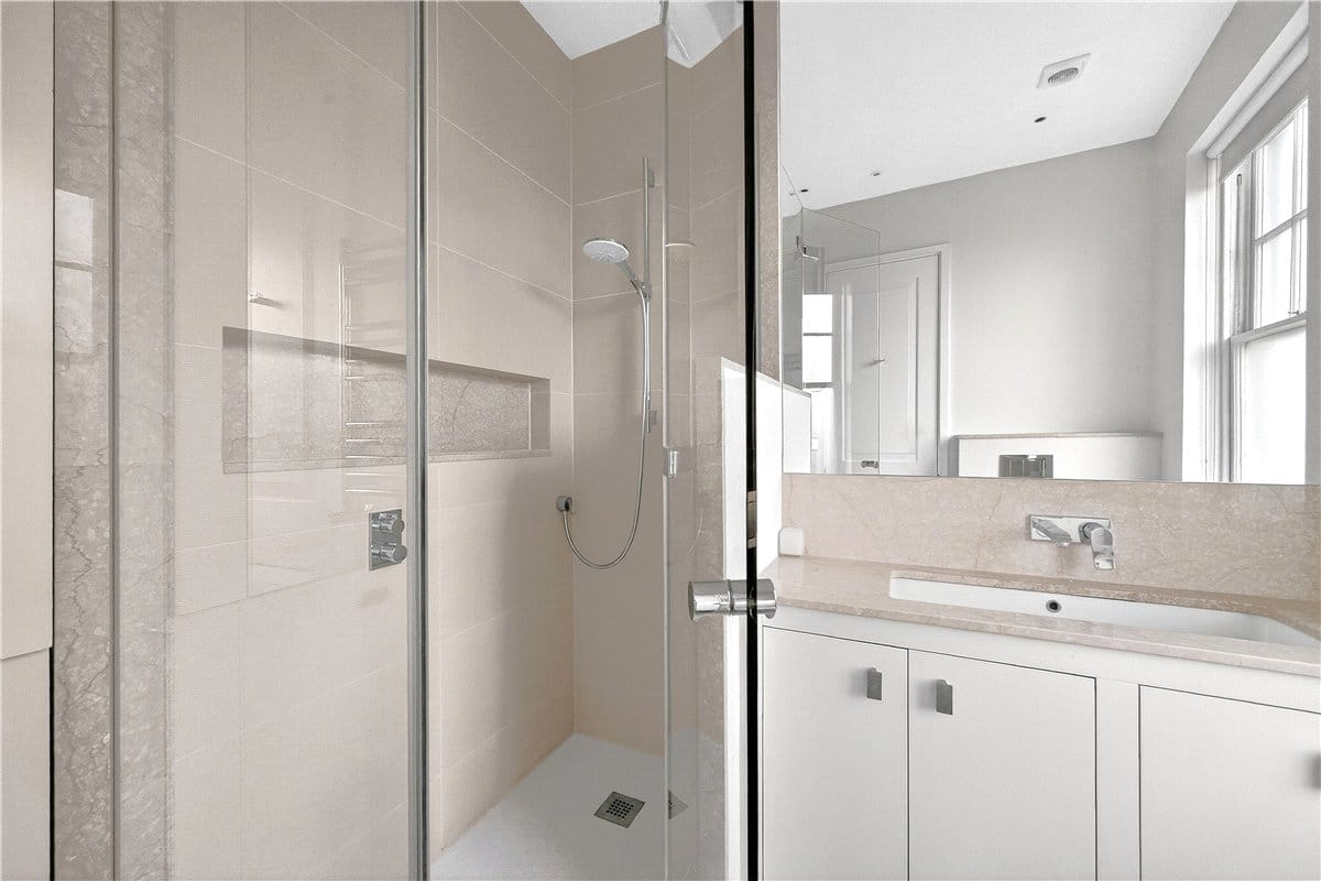 4 bedroom flat, Wynnstay Gardens, Kensington W8 - Available