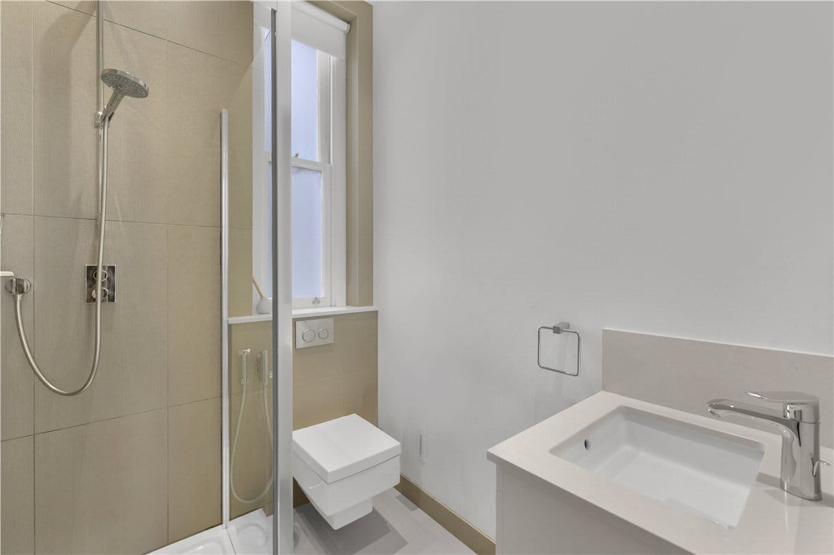 4 bedroom flat, Wynnstay Gardens, Kensington W8 - Available