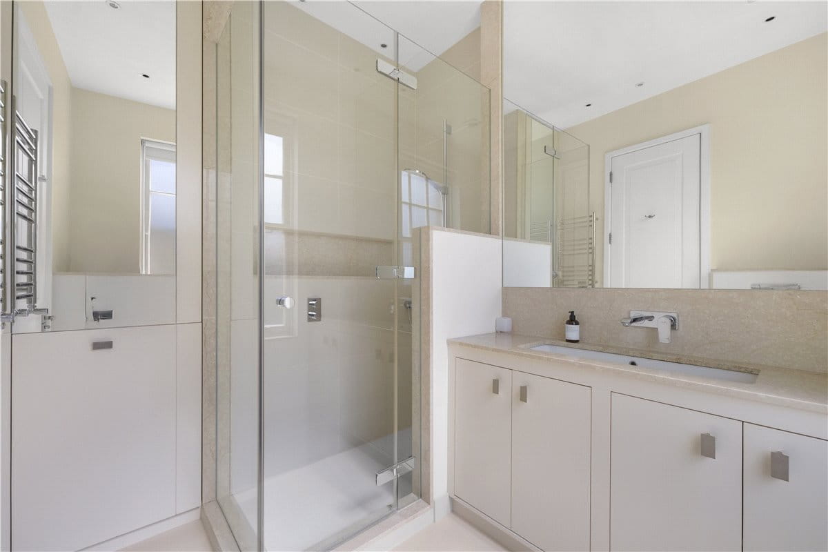 4 bedroom flat, Wynnstay Gardens, Kensington W8 - Available