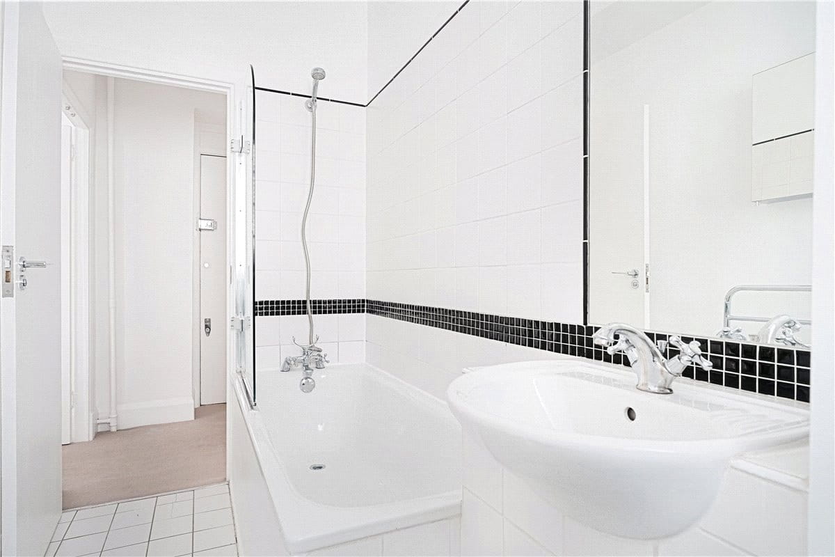  bedroom flat, Sloane Avenue Mansions, Sloane Avenue SW3 - Available
