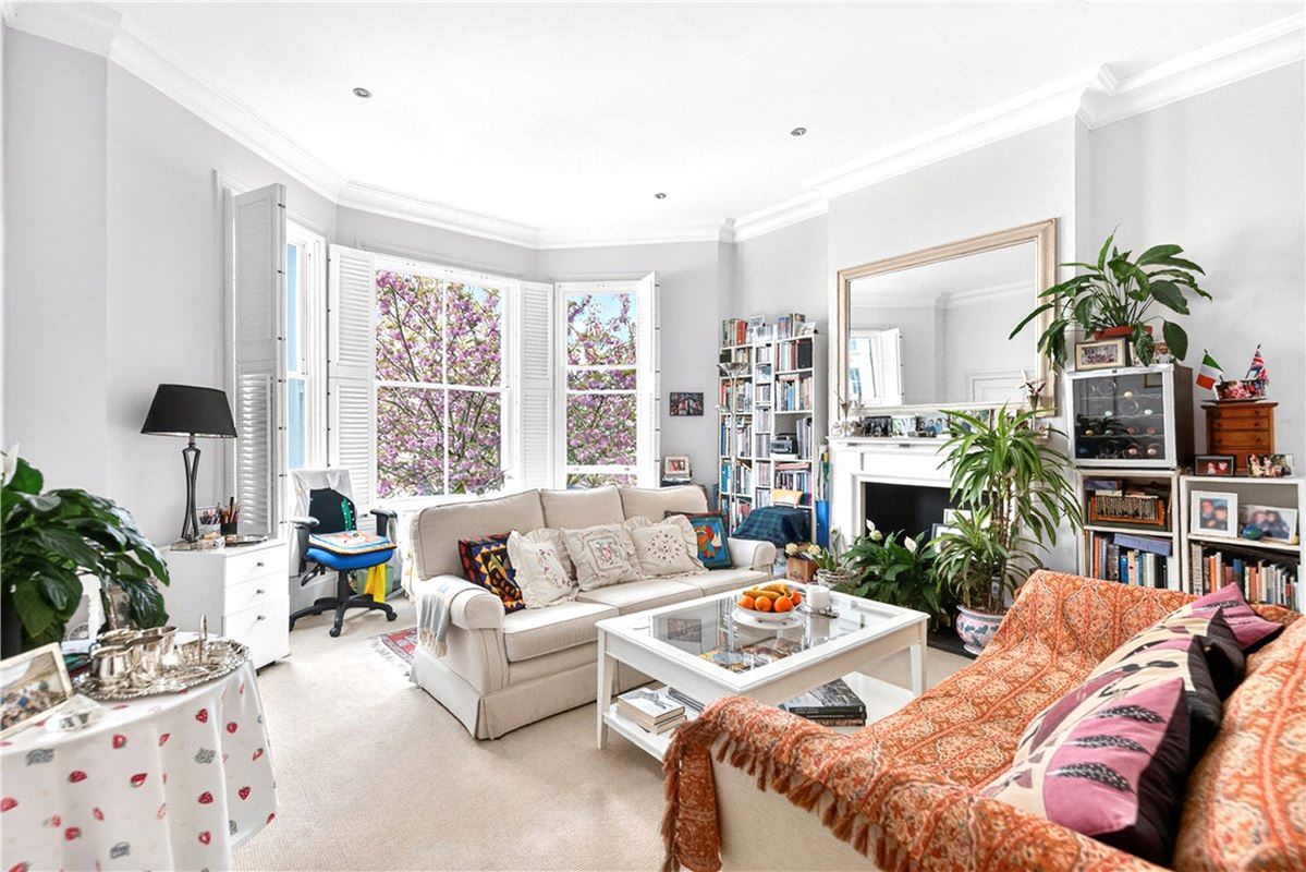 1 bedroom flat, Redcliffe Gardens, Chelsea SW10 - Available